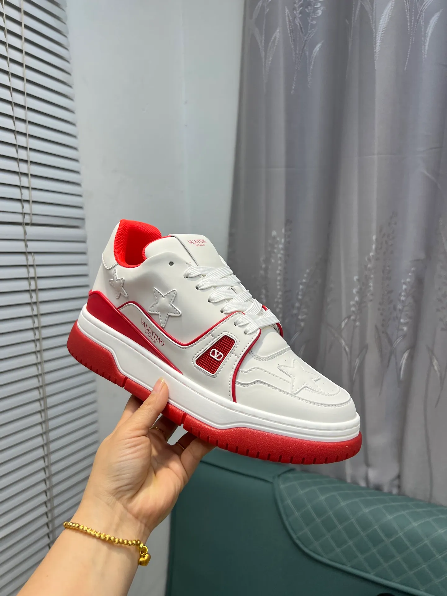 Men's Men's Shoes 💰660 Valentino 2023 early autumn new star shoes are now online! Wang Hedi and Ren Jialun have been worn by many celebrities. Who can refuse the same couple shoes as Wang Hedi! The design of Stars Stab My Heart is cool and spicy. The material of the shoes is cowhide, and every color is beautiful! Size 35-40, men’s size 39-44 (women’s 41, men’s 38, 45🉑️customized)